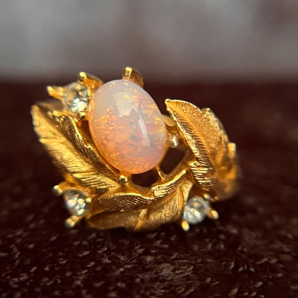 Vintage Avon "Fire Flower" Ring Adjustable Sizes 4-6 Gold Tone Faux Pink Opal - Picture 2 of 5